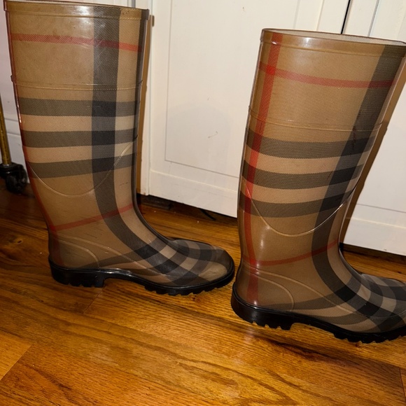 Burberry Plaid Rainboots - Picture 4 of 6